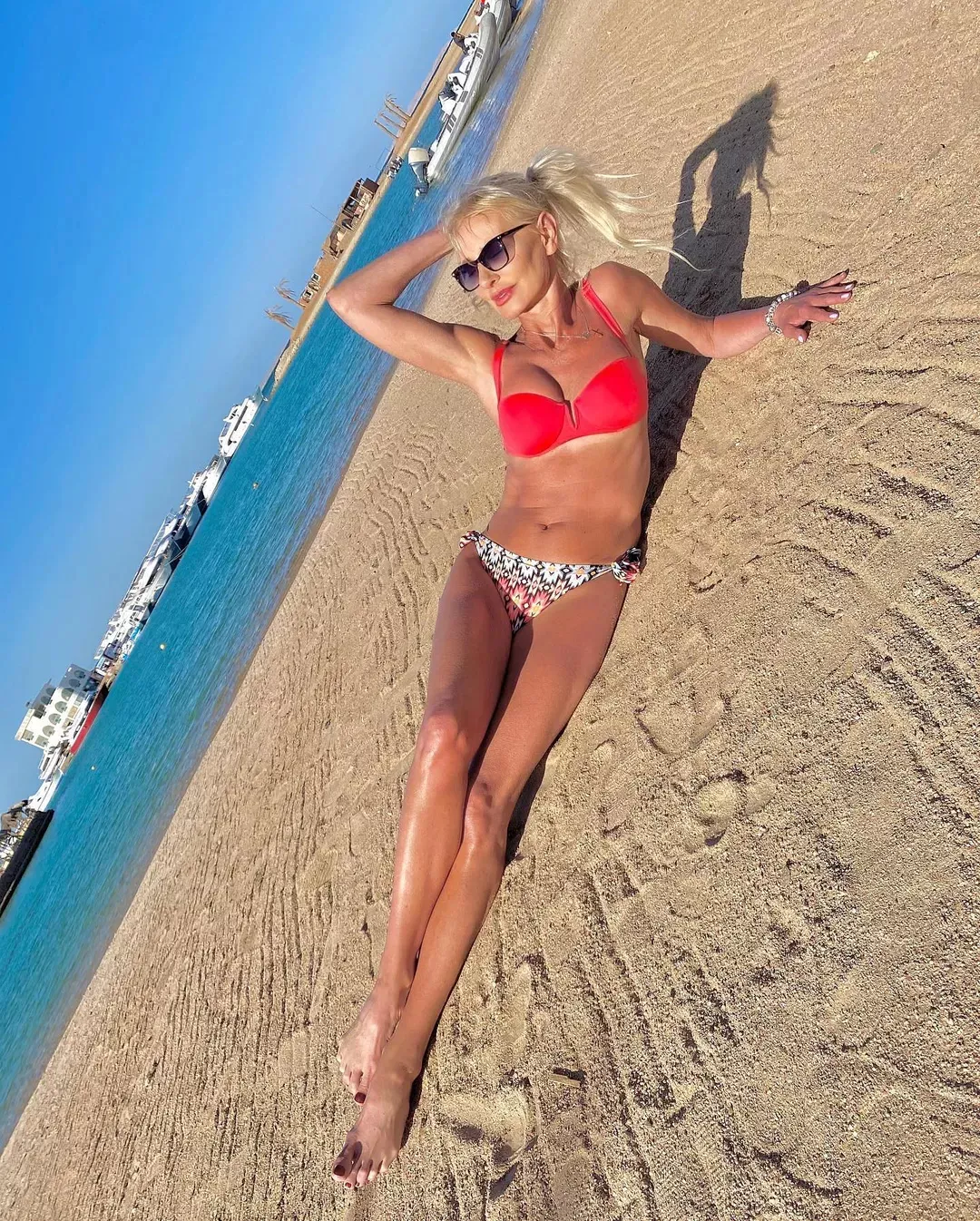 Znana wokalistka disco polo wygrzewa się w Egipskim Słońcu! Gwiazda odważnie odsłoniła ciało i wyeksponowała pośladki! FOTO